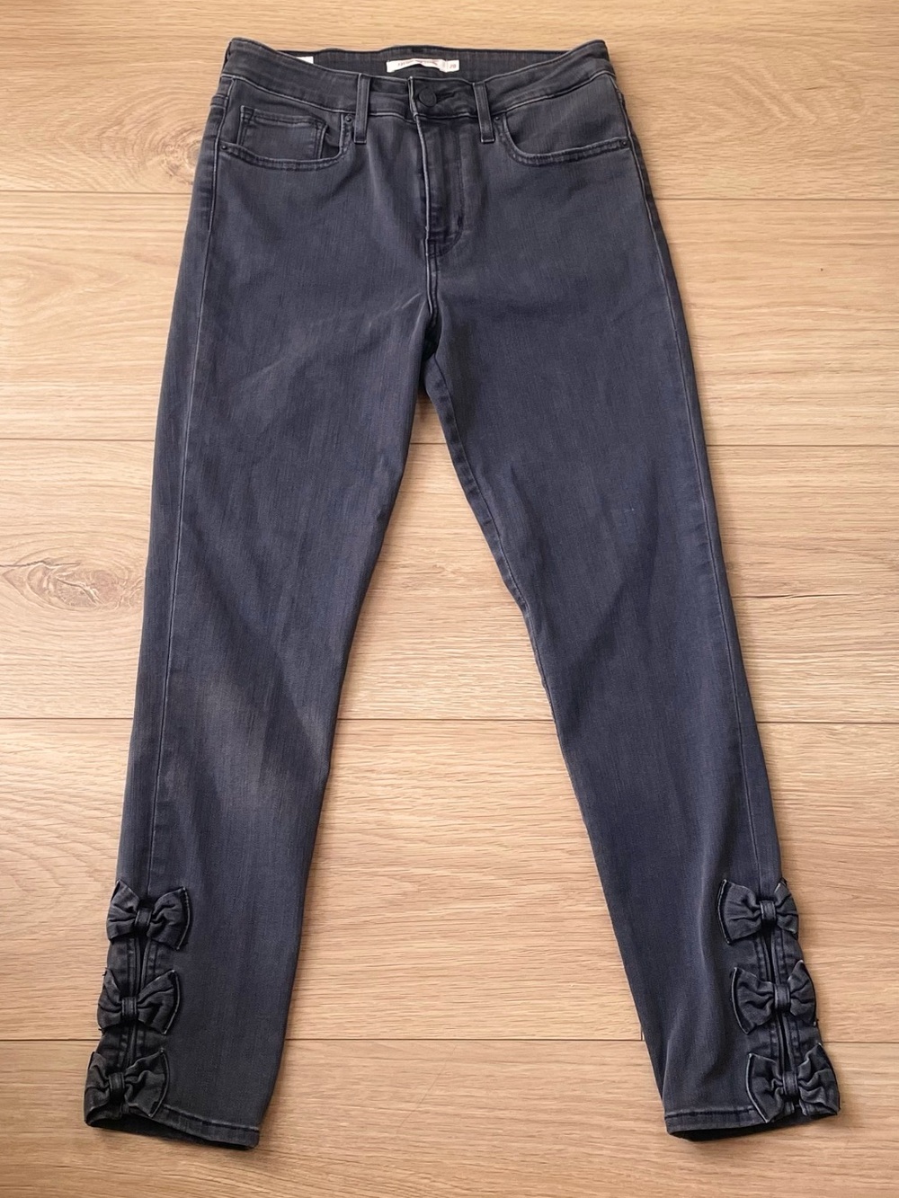Levi's 721 High Rise Skinny Jeans with Bow Details - size 28